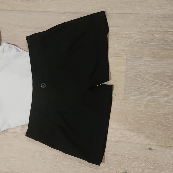 Black cuff pleated short shorts - Picture 3 of 6